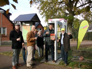 Übergabe der Bücherzelle Piet Jonas Voß, Christian Kranz-Kniesel, Rainer Schulz-Taurnier, Gabriele Angenendt, Bürgermeister Eckehard Graf und Hartmut Angenendt