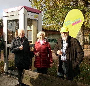 Helga und Helmut Meininghaus stoßen mit Hartmut Angenendt an